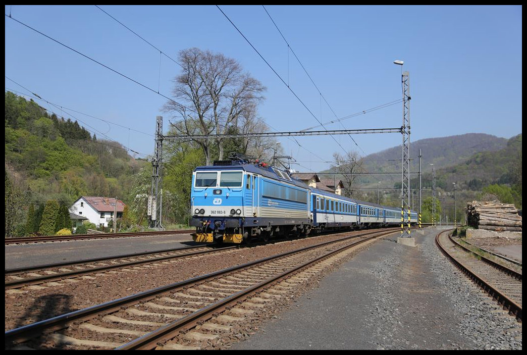Die CD Mehrsystem Elektrolok 352083-6 fährt hier am 24.4.2019 um 14.24 Uhr mit dem R 610 KRUSHONOR von Prag nach Cheb durch den Bahnhof Straz nad Ohre.