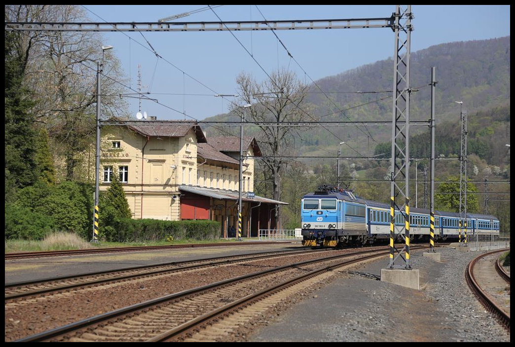 Die CD Mehrsystem Elektrolok 352083-6 passiert hier am 24.4.2019 um 14.24 Uhr mit dem R 610 KRUSHONOR von Prag nach Cheb den schönen Bahnhof Straz nad Ohre.