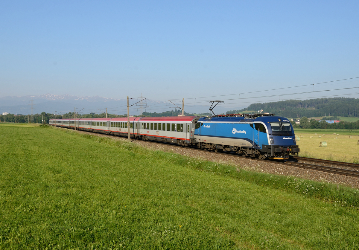 Die im  CD-Railjetdesign  verkehrende 1216 236 war am 09. Juni mit dem EC 172   Vindobona  (Villach-Hamburg) unterwegs und wurde von mir in Ugendorf bei Knittelfeld fotografiert.