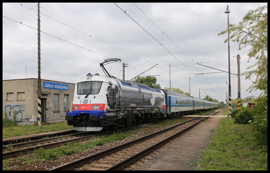 Die CD Werbelok 38011-7 hat hier am 17.5.2019 den EC 275 nach Budapest am Haken und braust damit um 12.42 Uhr durch den Haltepunkt Jatov in der Slowakei.
