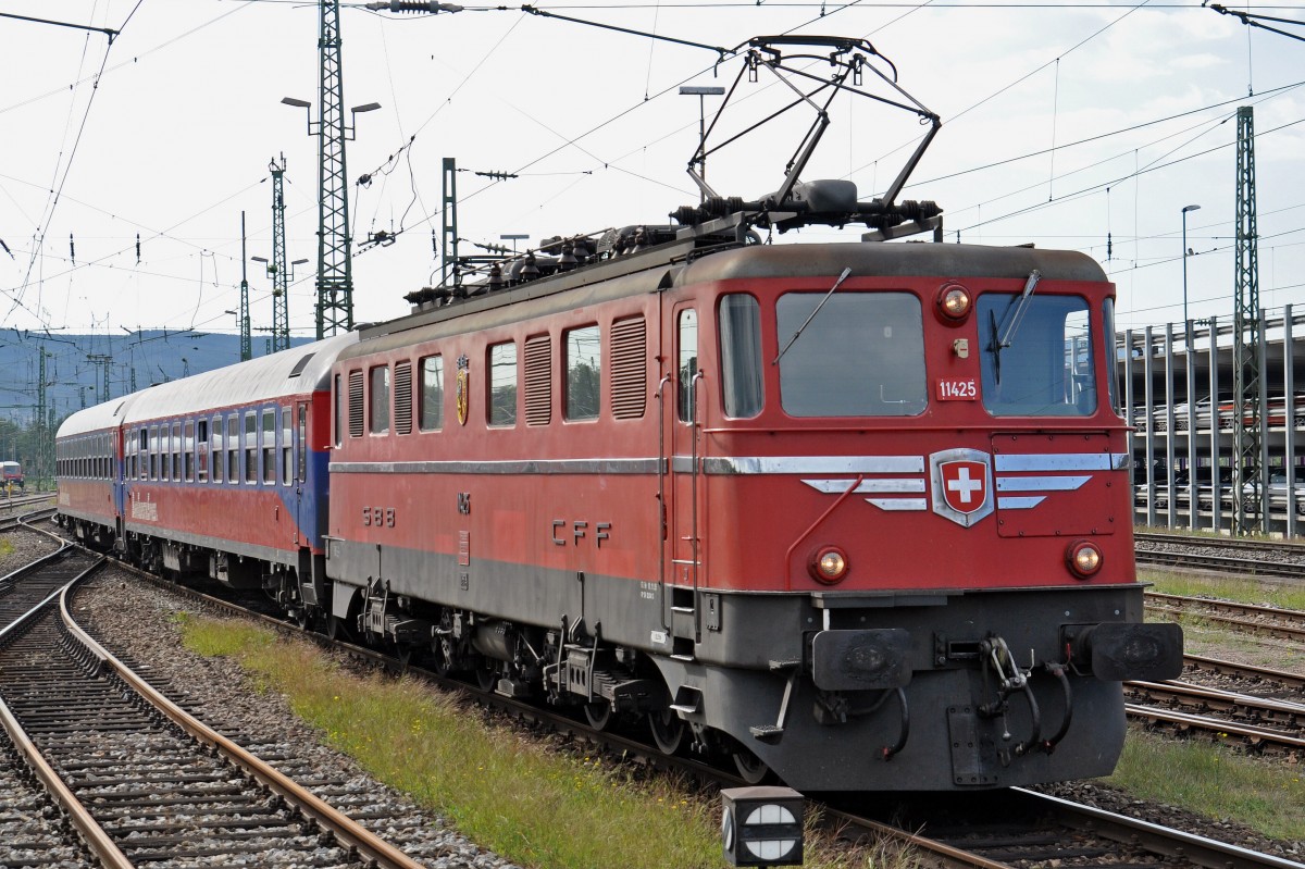 Die Ce 6/8 III 14305 «Krokodil» fährt an das große Jubiläum «100 Jahre elektrische Züge» in Gävle/Schweden. Hier kommt der Sonderzug, angeführt von der Ae 6/6 11425 Genève am Badischen Bahnhof in Basel an. Die Aufnahme stammt vom 31.08.2015.
