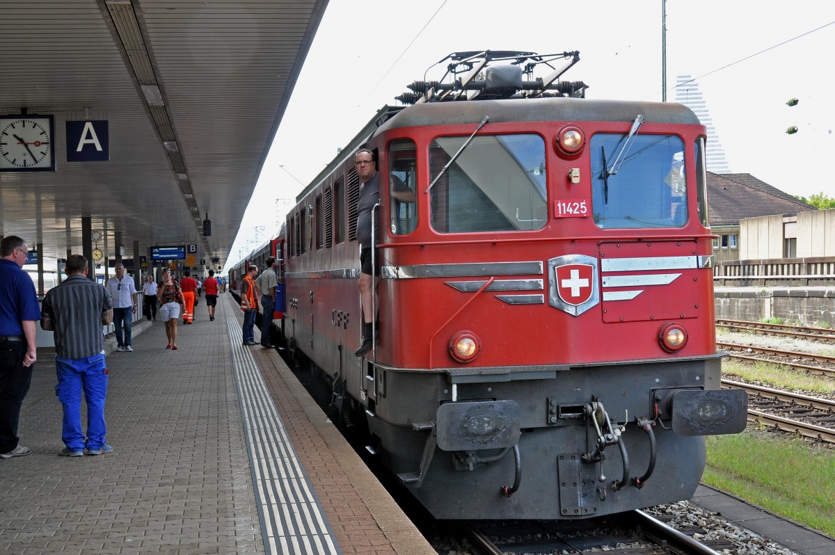 Die Ce 6/8 III 14305 «Krokodil» fährt an das große Jubiläum «100 Jahre elektrische Züge» in Gävle/Schweden. Hier kommt der Sonderzug, angeführt von der Ae 6/6 11425 Genève am Badischen Bahnhof in Basel an. Die Aufnahme stammt vom 31.08.2015.