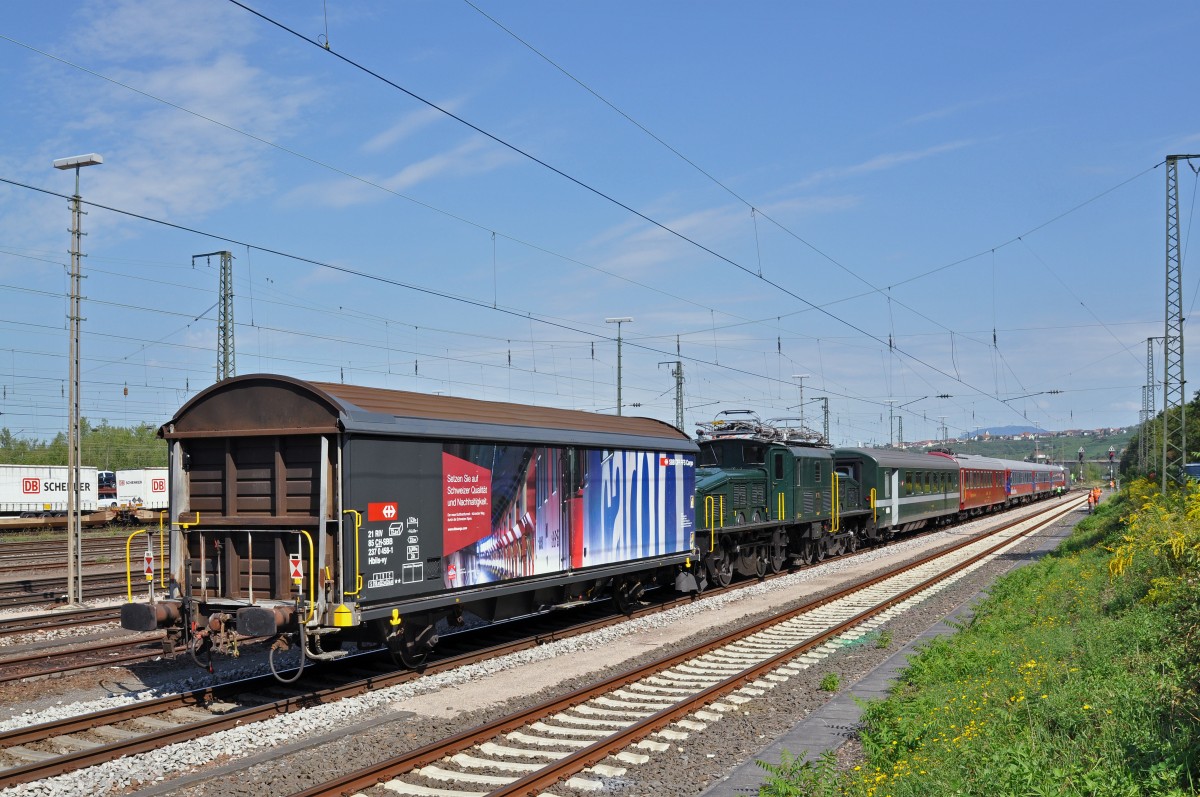 Die Ce 6/8 III 14305 «Krokodil» fährt an das große Jubiläum «100 Jahre elektrische Züge» in Gävle/Schweden. Hier sehen wir den ganzen Zug von hinten. Angehängt sind: Güterwagen 237 04 58-1, die Ce 6/8 III 14305, der Personenwagen 51 85 89 - 30 501-1, der Restaurantwagen 61 85 88 - 70 004-6, dann die Personenwagen 56 80 50 - 71 213-8, 56 80 50 - 71 222-9 und 56 80 50 - 71 220-3 und zum Schluss die Lok 103 222-6. Die Aufnahme stammt vom 31.08.2015.