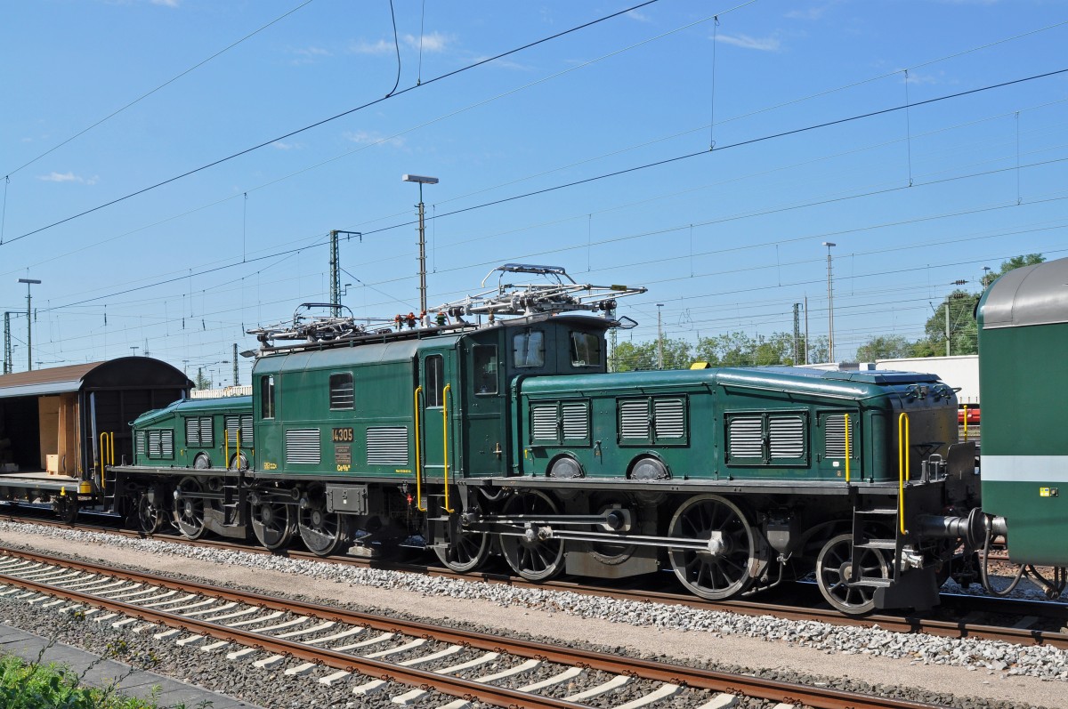 Die Ce 6/8 III 14305 «Krokodil» fährt an das große Jubiläum «100 Jahre elektrische Züge» in Gävle/Schweden. Leider war dem noch ein Güterwagen angehängt, der verhinderte eine schöne Aufnahme von hinten. Die Aufnahme stammt vom 31.08.2015.