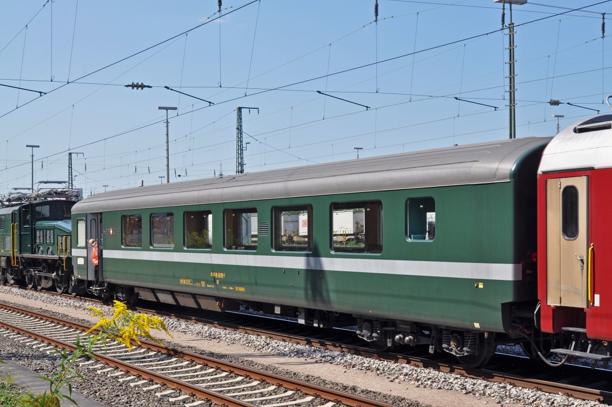 Die Ce 6/8 III 14305 «Krokodil» fährt an das große Jubiläum «100 Jahre elektrische Züge» in Gävle/Schweden.Der Personenwagen 51 85 89 - 30 501-1 ist auch im Zur eingereiht. Die Aufnahme stammt vom 31.08.2015.