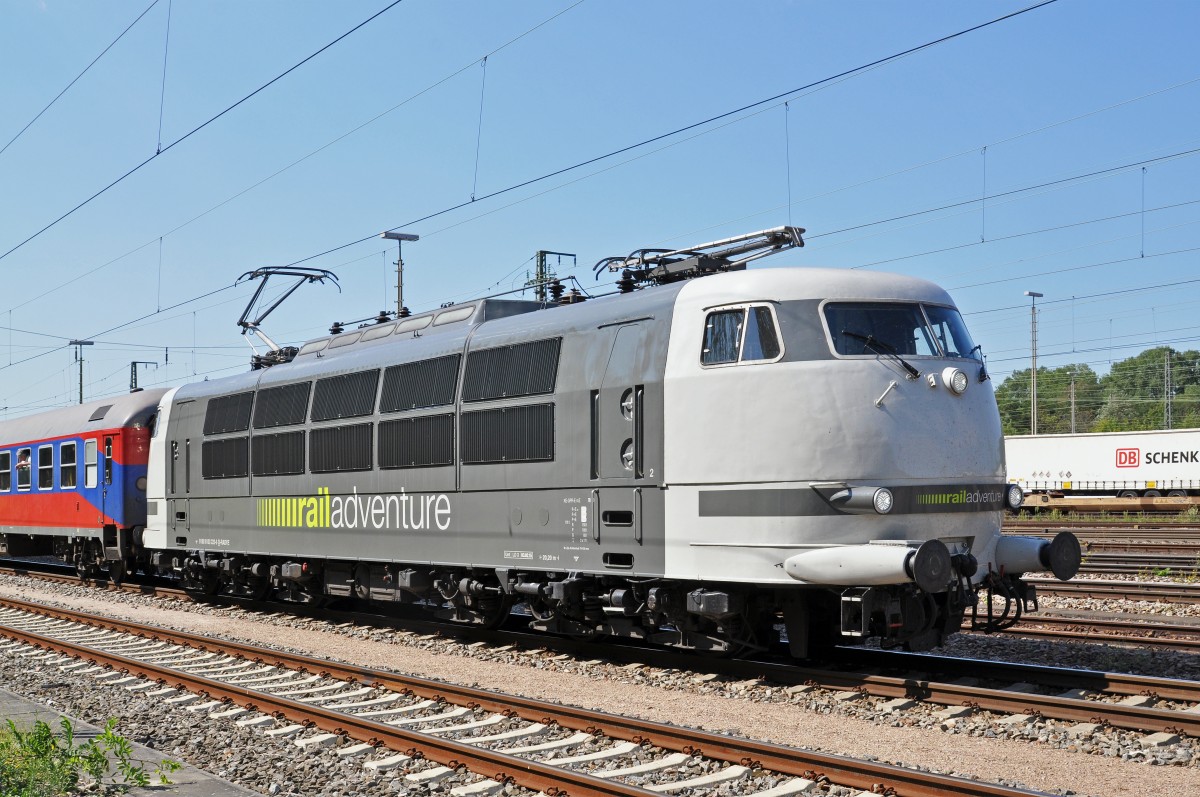 Die Ce 6/8 III 14305 «Krokodil» fährt an das große Jubiläum «100 Jahre elektrische Züge» in Gävle/Schweden. Die Lok 103 222-6 führt den Sonderzug an. Die Aufnahme stammt vom 31.08.2015.