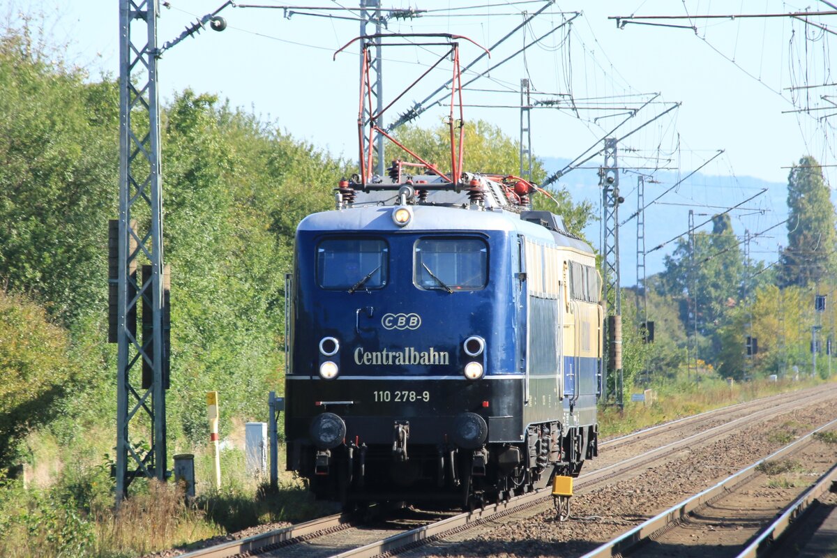 Die Centralbahn 110 278 bei der �berf�hrung der 1042 520 nach erfolgter HU zur�ck nach K�ln. Das Bild entstand am 25.09.2023 im Haltepunkt Hergershausen an der Strecke zwischen Aschaffenburg und Darmstadt.