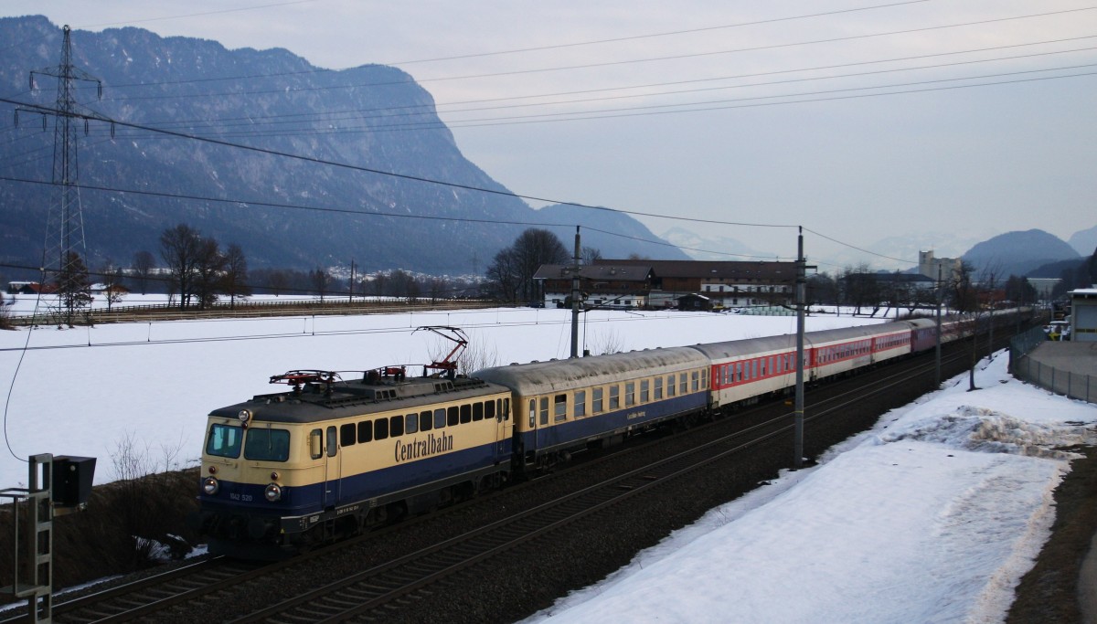 Die Centralbahn ist mit der 1042 520-8 und dem Alpenexpress 13417 von Amsterdam nach Bischofshofen unterwegs. Hier kurz vor Wörgl im Unterinntal am 21.2.2015.