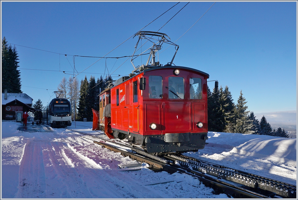 Die CEV HGe 2/2 N° 1 (1911) verlässt mit dem X rot 91 nach getaner Arbeit die Gipfelstation Les Pléiades.

10. Jan. 2019
