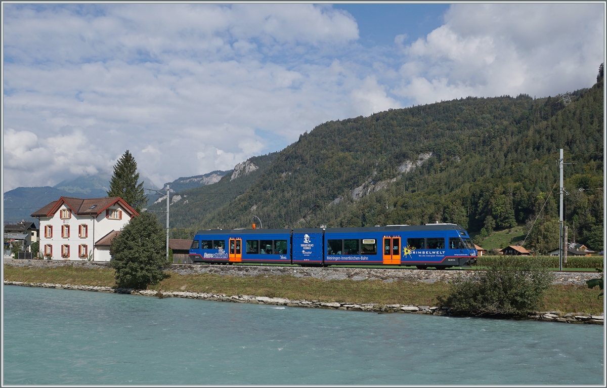 Die CEV MVR ABeh 2/6 7501 - 7508 haben neben den BDeh 2/4 71-75 auch die CEV MVR GTW ABe 2/6 7001 - 7004 ersetzt, die aber gerne bei anderen Bahnen aufgenommen werden, so fand der CEV MVR GTW Be 2/6 7004  Montreux  bei der Meiringen Innertkirchen Bahn (MIB) seinen Platz als r MIB als Be 2/6 13. Der gefällige Zug hat die Haltestelle Aareschlucht West hinter sich gelassen und fährt nun in die Aareschlucht in Richtung Innertkirchen.

22. Sept. 2020  