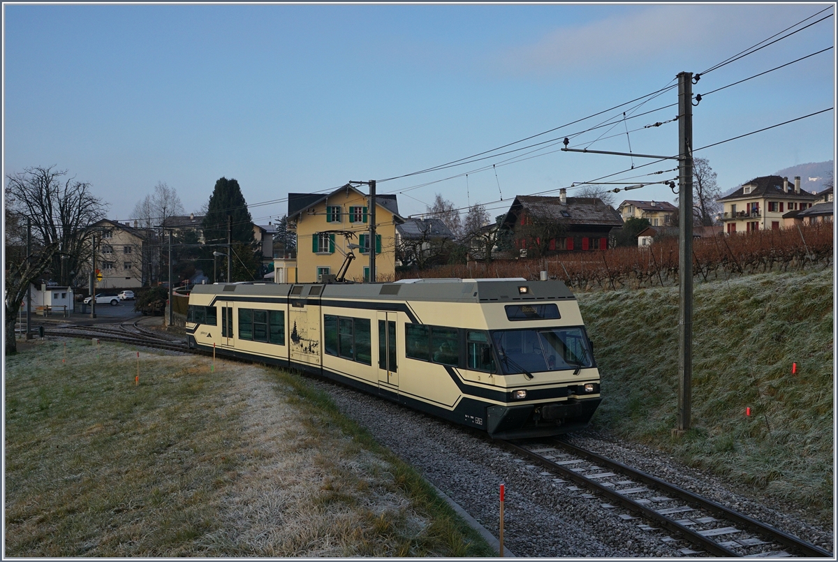 Die CEV MVR GTW Be 2/6 7001 - 7004 haben zusammen 1 000 000 Kilometer zurückgelegt. Hier verlässt der CEV MVR Be 2/8 7001 in St-Légier Gare in Richtung Blonay. Die bunte Holzpflöckchen  deuten an, dass im Bahnhof Umbauarbeiten anstehen.
14. Dez. 2016