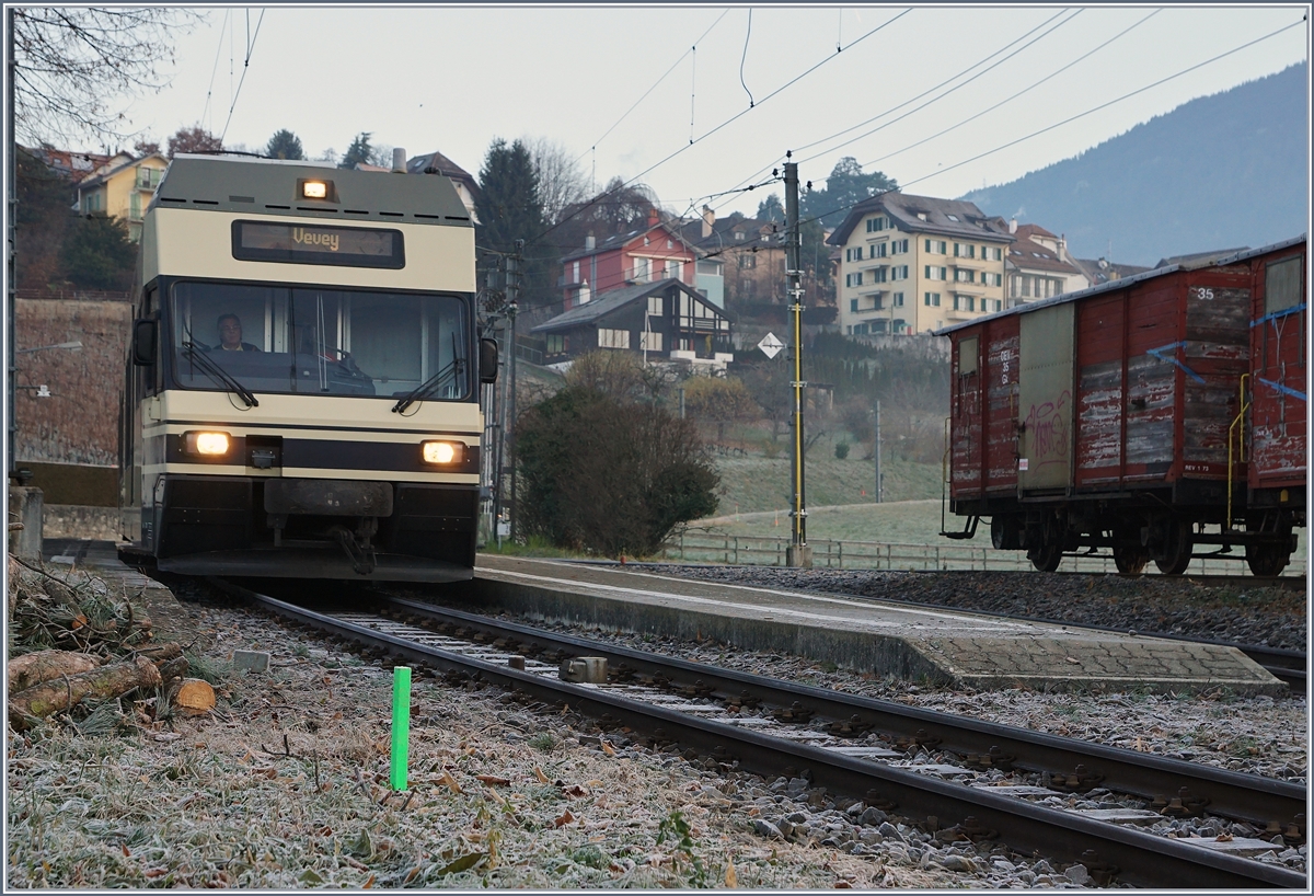 Die CEV MVR GTW Be 2/6 7001 - 7004 haben zusammen 1 000 000 Kilometer zurückgelegt. 
Hier wartet der CEV MVR Be 2/8 7001 in  St-Légier Gare auf den Gegenzug. 
Der bunte Holzpflock deutet an, dass im Bahnhof Umbauarbeiten anstehn. 
14. Dez. 2016
