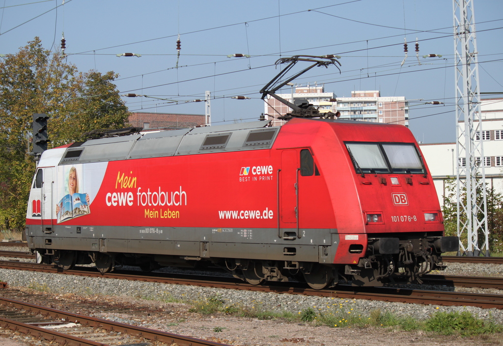 Die CEWE-Fotobuch Werbelok 101 076-8 stand am 05.10.2014 im Rostocker Hbf.