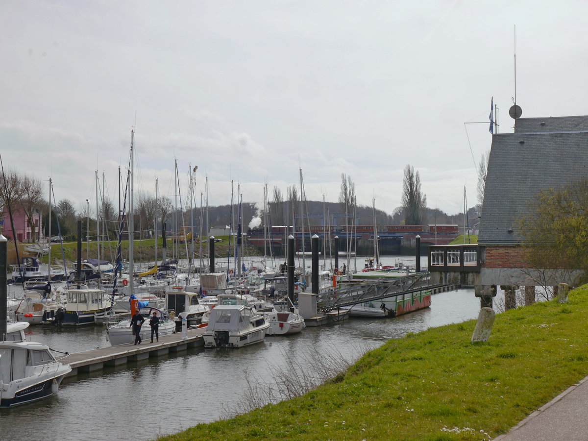 Die CFBS-Dampflok FCPR-2 fährt mit einem Sonderzug auf der Schleusenbrücke über die hier kanalisierte Somme, die mit dem Schleusensperrwerk vom Hafen und vom Atlantik mit seinen starken Gezeiten abgesperrt werden kann. 
26.03.2016 Saint-Valery-sur-Somme