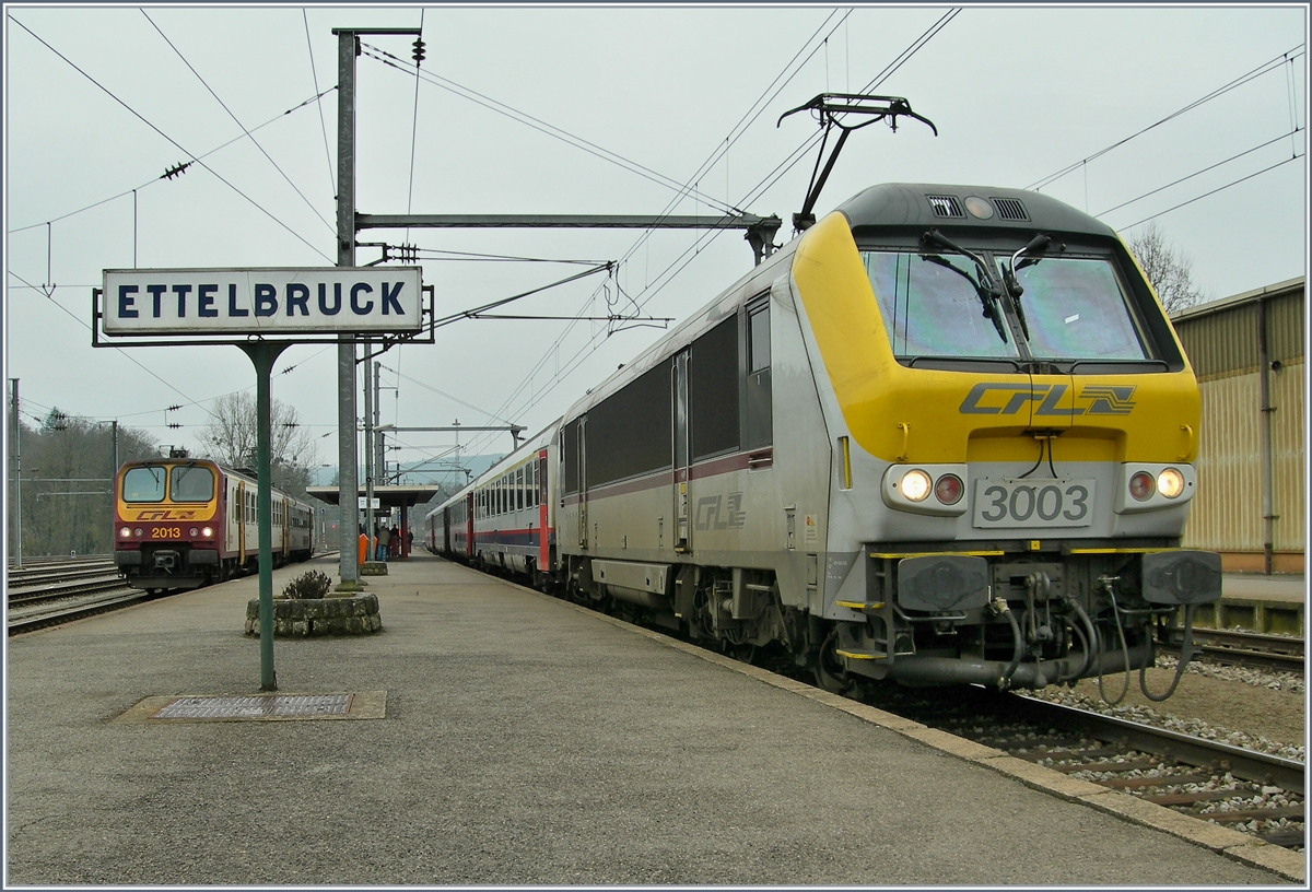 Die CFL 3003 mit ihrem IR 112 von Luxembourg nach Liers bietet in Ettelbruck Anschluss nach Diekirch, der Triebzug 2013 wartet am selben Bahnsteig auf Anschlussreisende. 
22. Februar 2008