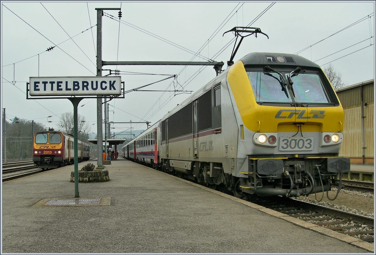 Die CFL 3003 mit ihrem IR 112 von Luxembourg nach Liers bietet in Ettelbruck Anschluss nach Diekirch, der Triebzug 2013 wartet am selben Bahnsteig auf Anschlussreisende. 
22. Februar 2008