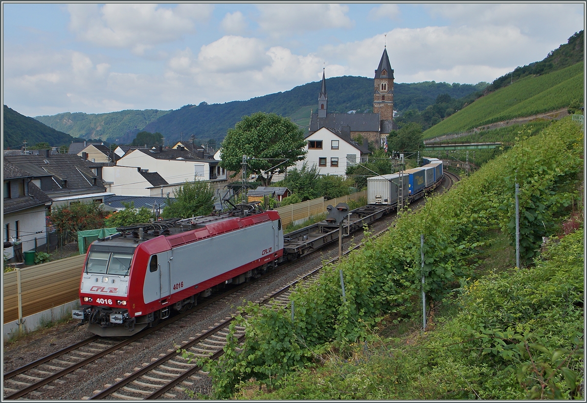 Die CFL 4016 fährt mit einem Güterzug in Hatzenport Richtung Koblenz.
21. Juni 2014