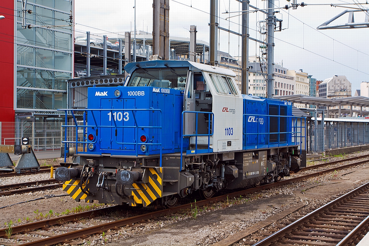 Die CFL Cargo 1103 eine MaK G 1000 BB steht am 14.06.2013 im Bahnhof Luxemburg. 
Die Lok wurde 2004 unter der Fabriknummer 5001529 bei Vossloh gebaut, sie hat NVR-Nummer 92 82 000 1103-1 L-CFLCA , die EBA-Nr. ist 02G23K 008

Technische Daten:
Motor:  MTU 8V 4000 R41L Dieselmotor
Getriebe: Voith L4r4
Tankinhalt: 3 000 l
Hchstgeschwindigkeit auf der Strecke: 100 km/h
Hchstgeschwindigkeit beim Rangieren:  45 km/h
Dienstgewicht: 80 t
Kleinster befahrbarer Radius: 60 m
Lnge: 14.130 mm
Breite: 3.080 mm
Hhe:   4.225 mm
Dauerleistung 1.100 kW  bei 1.860 1/min
