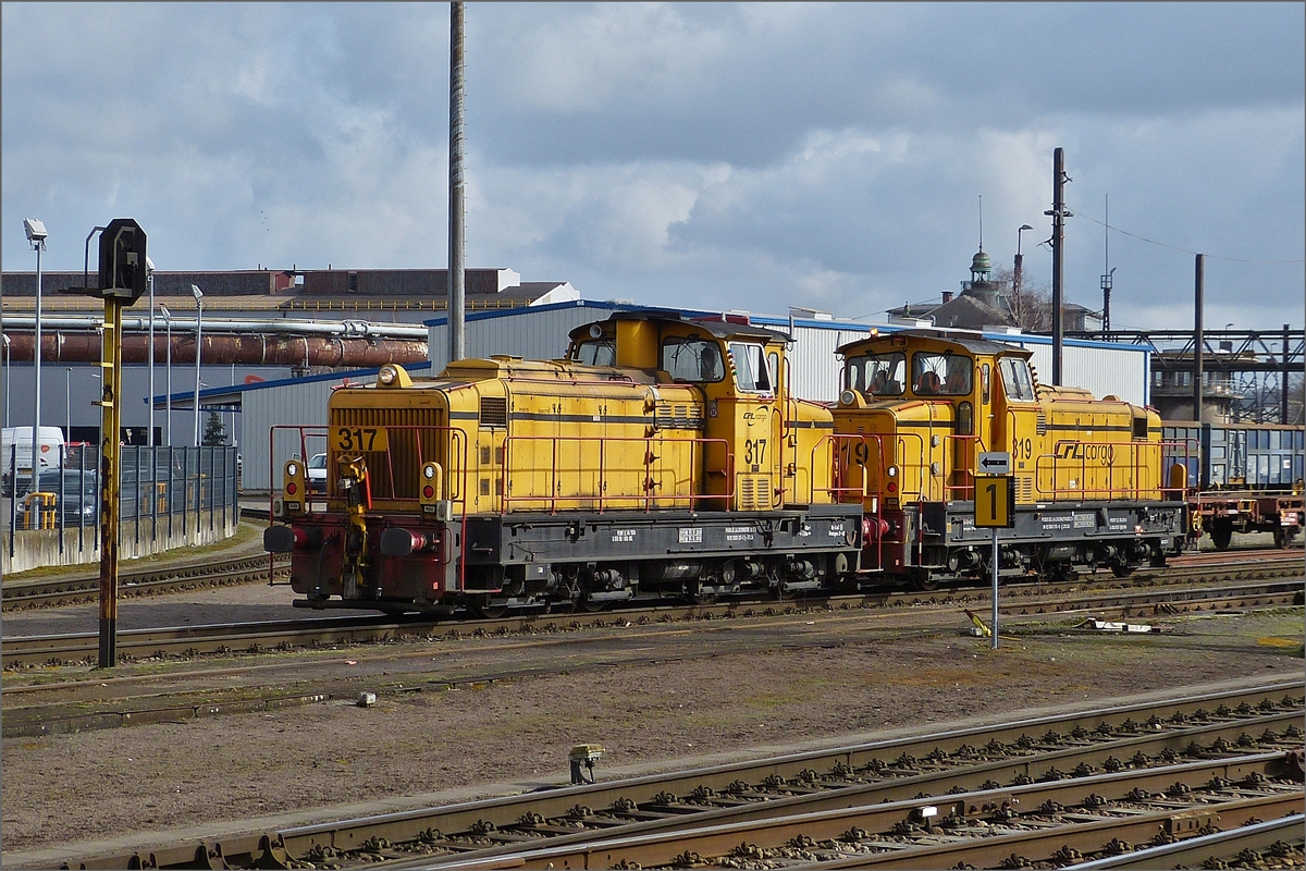 Die CFL Cargo Dieselloks 317 und 319 durchfahren auf dem Gtergleis den Bahnhof Belval-Universit. (Hans) 21.02.2020