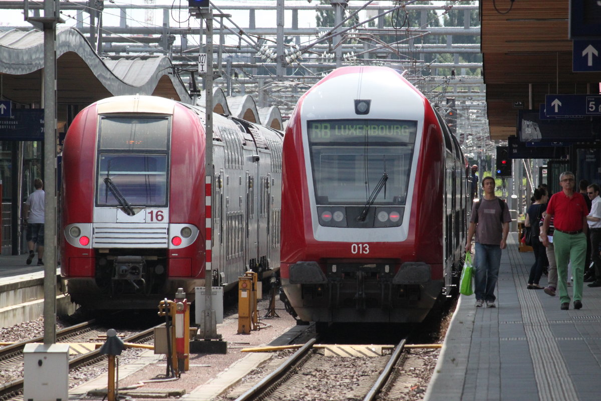 Die CFL setzt in ihrem Netzt fast ausschließlich Doppelstockzüge ein. Am 29.07.2016 stehen zwei Vertreter der Dostos im Bahnhof von Luxembourg. Rechts ein  normaler  Wagendoppelstockzug mit einer Lok der Reihe 4000, links ein Doppelstocktriebzug der Bauart Alstom Coradia Duplex.