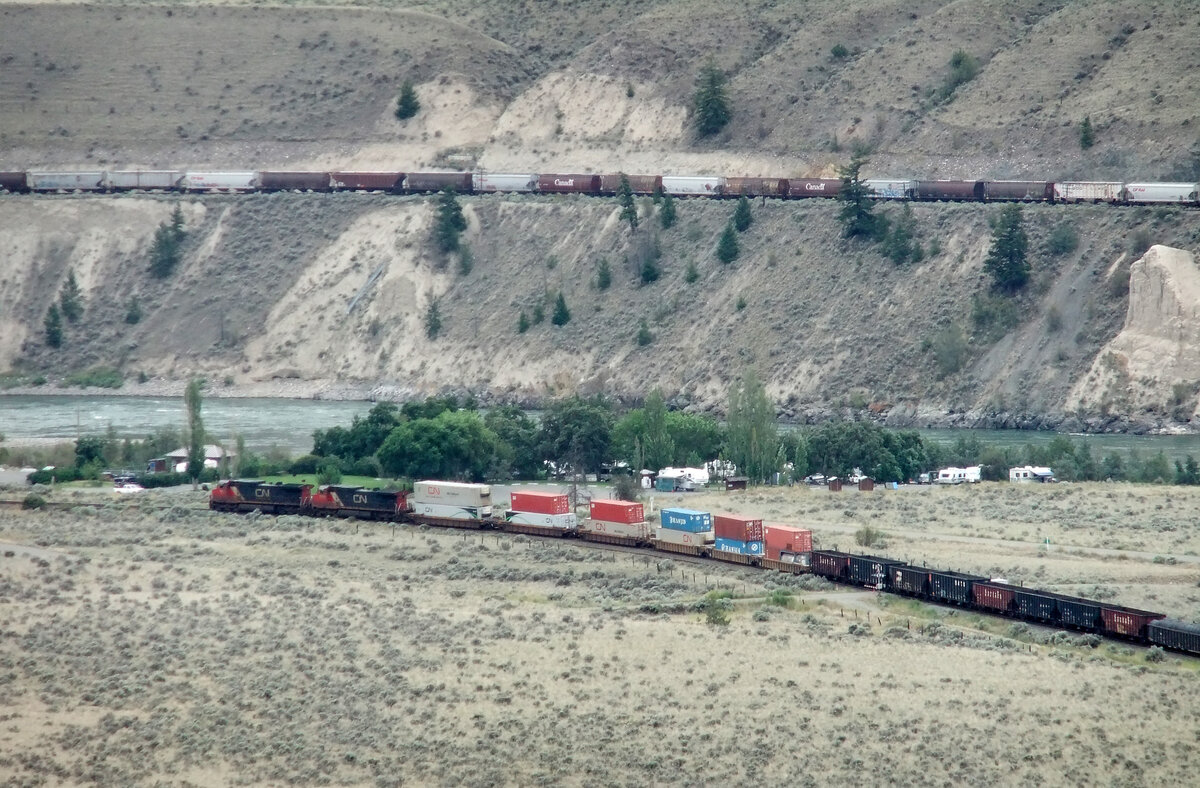 Die Chance besteht durchaus, zwei fahrende Frachtz�ge auf die Speicherkarte zu bannen. Lytton - Ashcroft, 2.8.2012