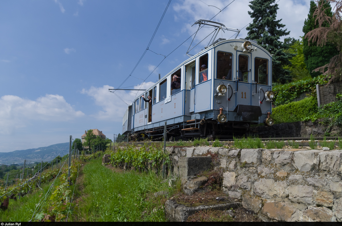Die Chemin de fer musée Blonay-Chamby führe am 16. Mai 2015 Extrafahrten mit dem historischen MOB BCFe 4/4 11 und dem passenden Wagen BC4 22 zwischen Montreux und Les Avants durch. Die Aufnahme entstand in den Weinbergen etwas unterhalb der Haltestelle Châtelard mit dem Château du Châtelard im Hintergrund.