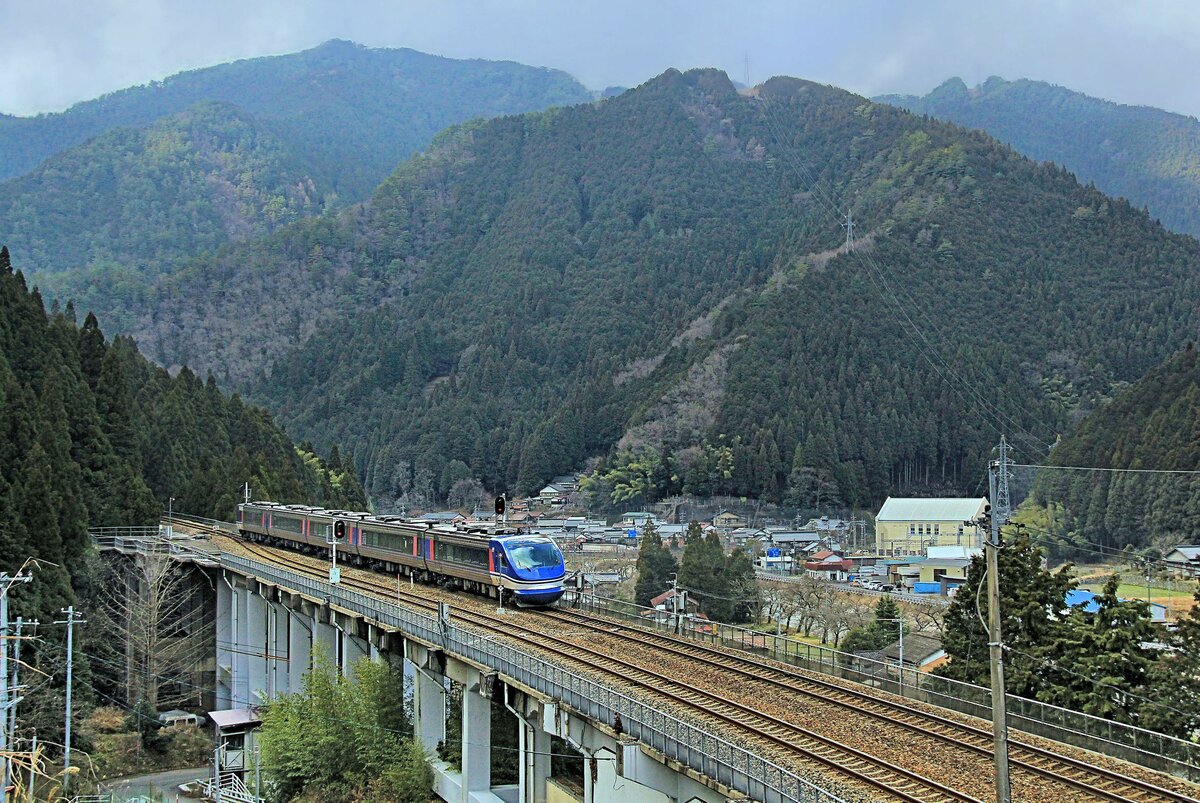 Die Chizu Kyûkô Privatbahn: Deren schönen Intercity-Expresszüge stellen die Verbindung her zwischen den grossen Ballungszentren Kyoto - Osaka - Kobe und dem am Japanischen Meer drüben gelegenen Gebiet um die Stadt Tottori. Sie fahren dabei 165, 5 km über die JR West Japan-Strecke von Kyoto bis zu ihrer eigenen Bergstrecke, dann über die 1994 eröffnete eigene Bergstrecke (56, 1 km), die als Abkürzung gebaut wurde, und schliesslich wieder über JR West Japan-Lokalstrecken bis zur Stadt Tottori und Kurayoshi (70, 0 km). Im Bild ein Intercity Diesel-Triebzug mit neigbarem Wagenkasten Serie HOT 7000 auf der eigenen Bergstrecke in Koi Yamagata, 11.März 2020. 