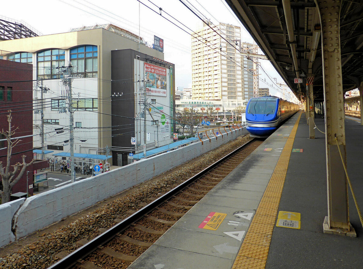 Die Chizu Kyûkô Privatbahn: Hier braust ein Intercity Expresszug der Chizu Kyûkô (Serie HOT 7000), von Tottori am Japanischen Meer herkommend, durch das Ballungszentrum von Kôbe. Station Hyôgo, 24.März 2014 