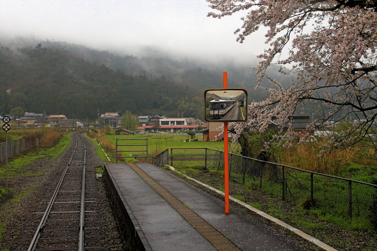 Die Chizu Kyûkô Privatbahn im Spiegel Schüler sind aus dem Zug