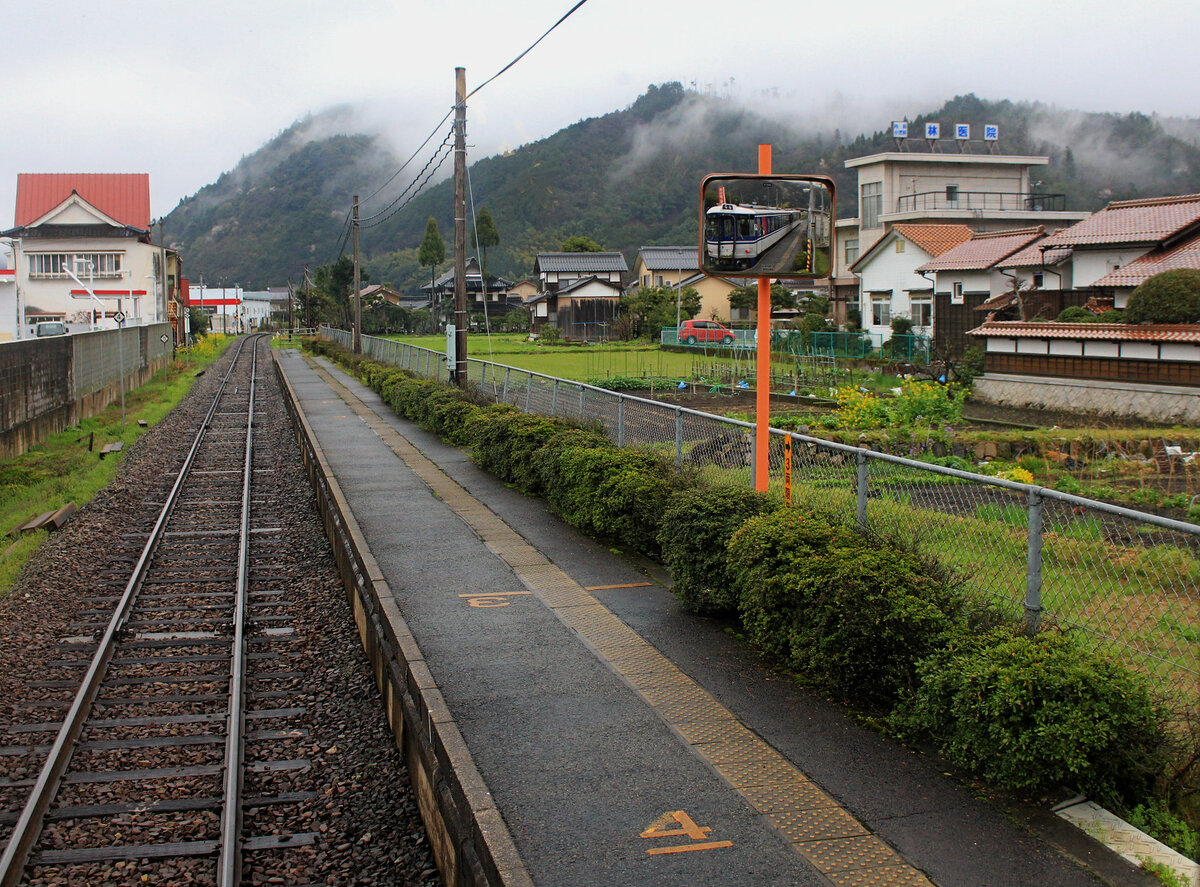 Die Chizu Kyûkô Privatbahn im Spiegel: Ein weiteres Spiegel-Bild in Takagari auf der JR Imbi-Linie, Triebwagen 3503+3504. 6.April 2015  (Aufnahme aus dem frei zugänglichen hinteren Fenster)