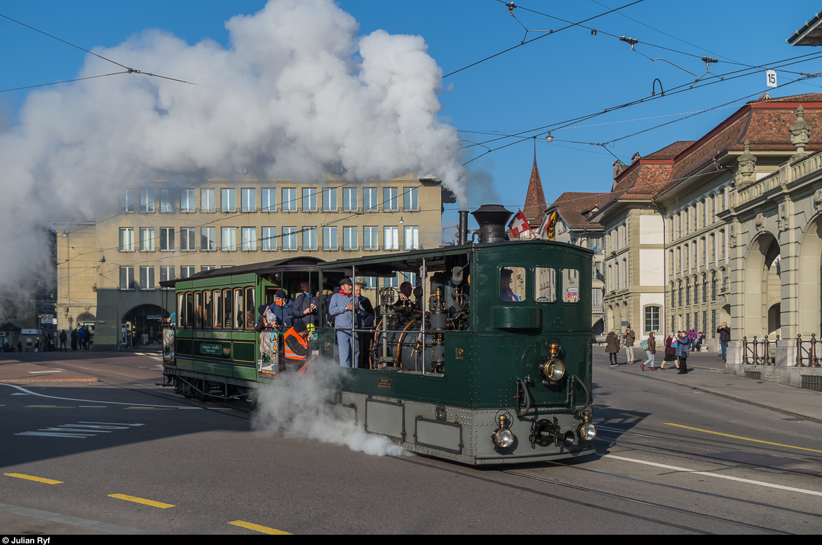 Die Chlousefahrten und Adventsfahrten mit dem Dampftram sind in Bern an den Adventssonntagen bereits zu einer Tradition geworden. Die Chlousefahrten am 4. Dezember 2016 wo zusätzlich zum Dampftram auch noch der Ce 2/2 37 im Einsatz stand waren bereits mehrere Tage im Voraus restlos ausgebucht.<br>
Die G 3/3 12 mit Baujahr 1894 fährt mit dem C4 31 (Nachbau von 2002, von den ursprünglichen Anhängern 19-30 ist die Nummer 26 zusammen mit der G 3/3 18 im Verkehrshaus der Schweiz erhalten geblieben) beim Casinoplatz in Richtung Kirchenfeldbrücke.