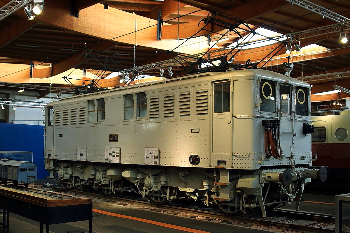 Die in der Cite du Train in Mulhouse ausgestellte BB 1632 gehört zu einer Serie von fünfzig Lokomotiven, die zwischen 1923 und 1926 von der MIDI beschafft wurden, die SNCF reihte sie als BB 4500 ein (19.07.2015)