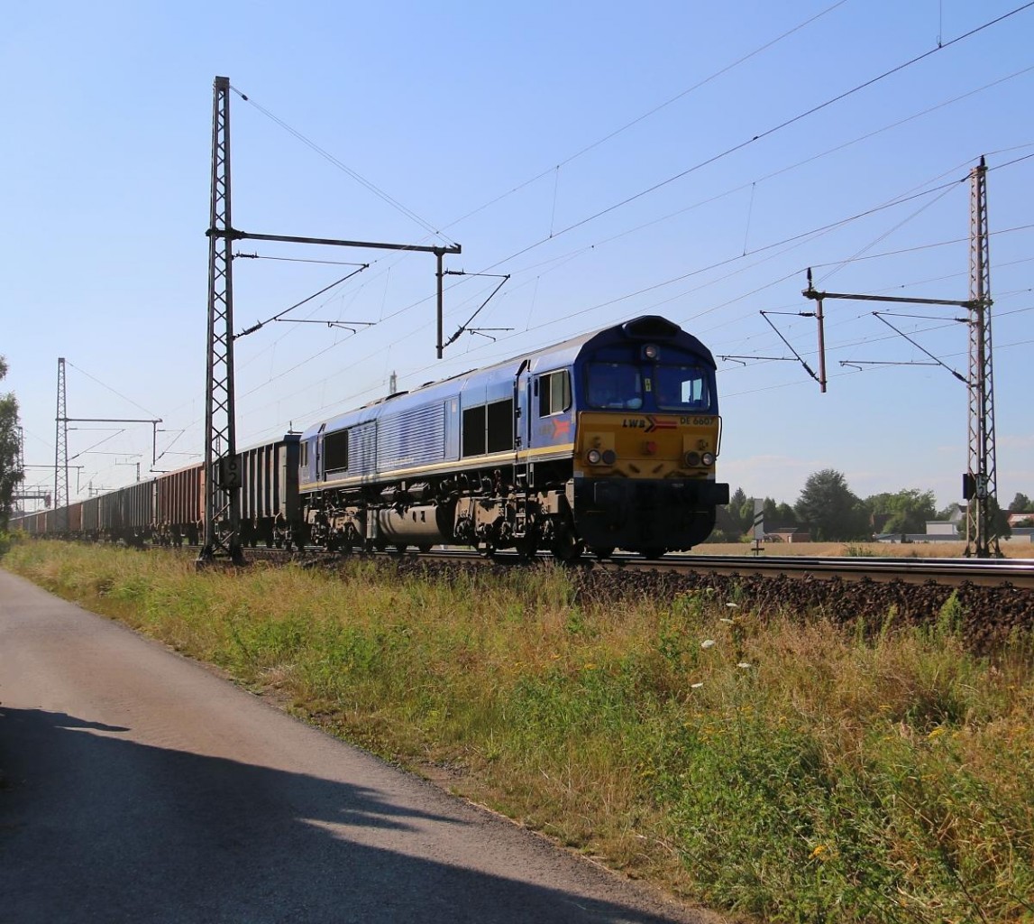 Die Claas66 der LWB (DE 6607) dröhnt mit einem Hochbordwagen-Ganzzug bei Dedensen-Gümmer in Richtung Seelze vorbei. Aufgenommen am 23.07.2014.