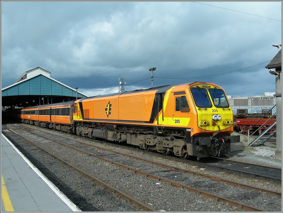 Die Class 201 N° 205 der IR/CIE wartet in Limerick / Luimneach mit ihrem IC auf die Abfahrt nach Dublin. 
4. Okt. 2006