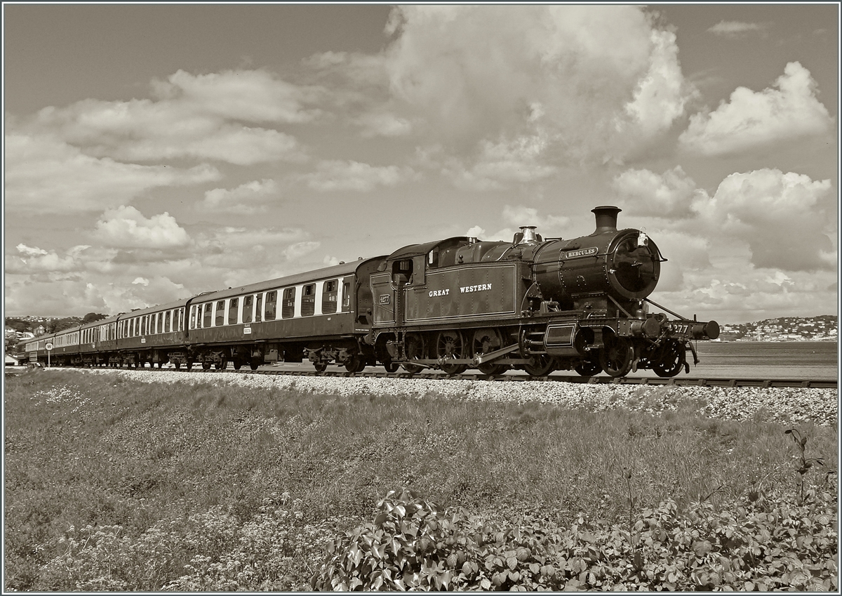 Die Class 4200 Tender-Dampflok  4277 Hercules  der  Dartmouth Steam Railway  dampft kurz nach Goodrington ihrem Ziel entgegen. (S/W Version eines bereits gezeigten Bildes)

13. Mai 2014 