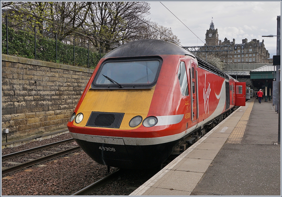 Die Class 43 N° 43308 wartet mit ihrem HST 125 Zug in Edinburgh Waverley auf die Abfahrt nach Aberdeen auf die Abfahrt. Die damalige Virgin bzw. heutige LNER Lackierungen gehört nicht zu meinen den Favoriten, und doch hat sie bei genauer Betrachtung ihren Reiz. 

22. April 2018