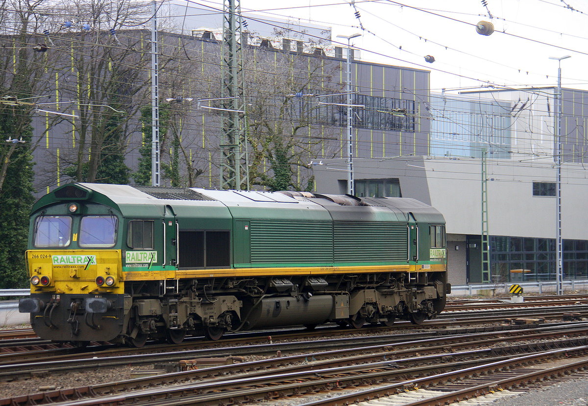 Die Class 66 266 024-9 von Railtraxx rangiert in Aachen-West. Aufgenommen vom Bahnsteig in Aachen-West. Bei Wolken am Kalten Nachmittag vom 26.2.2017.