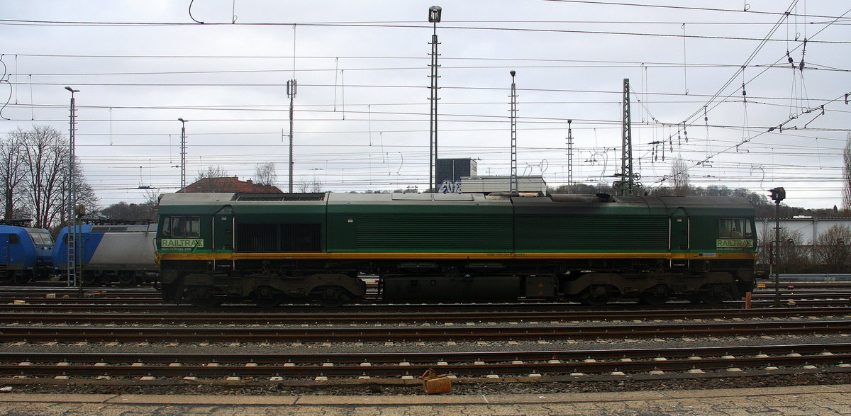 Die Class 66 266 024-9 von Railtraxx rangiert in Aachen-West. Aufgenommen vom Bahnsteig in Aachen-West. Bei Wolken am Kalten Nachmittag vom 26.2.2017.