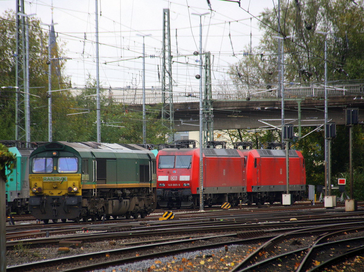 Die Class 66 266 024-9 von Railtraxx rangiert in Aachen-West. 
Aufgenommen vom Bahnsteig in Aachen-West. 
Bei Sonne und Regenwolken am Nachmittag vom 22.10.2017.