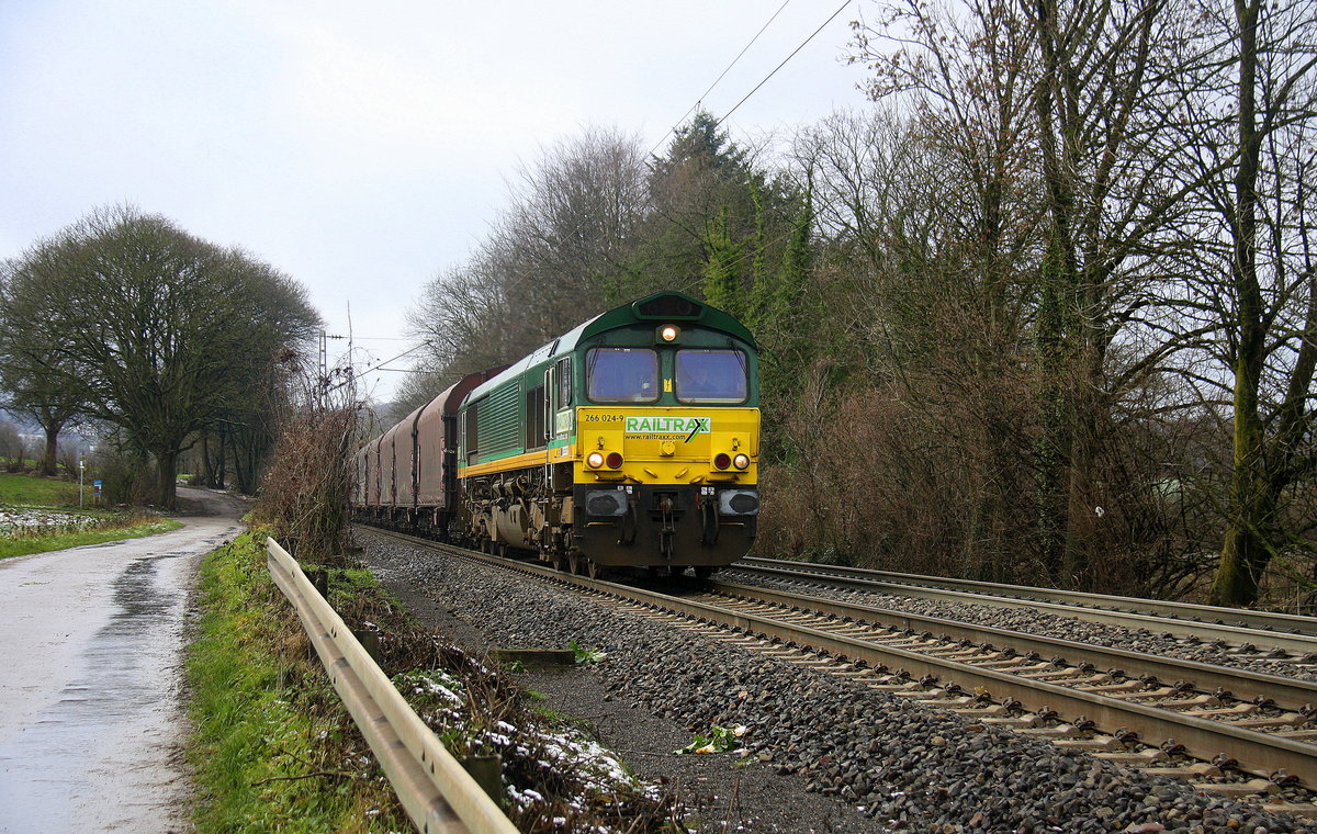 Die Class 66 266 024-9 von Railtraxx kommt die Gemmenicher-Rampe herunter nach Aachen-West mit einem Güterzug aus Antwerpen-Waaslandhaven(B) nach Linz-Voestalpine(A).
Aufgenommen an der Montzenroute am Gemmenicher-Weg.
Am Kalten Vormittag vom 28.12.2017.