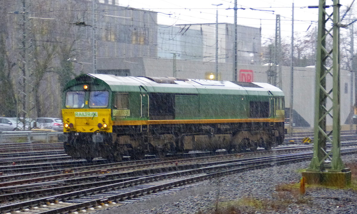 Die Class 66 266 024-9 von Railtraxx kommt als Lokzug aus Köln nach Aachen-West und fährt in Aachen-West ein.
Aufgenommen vom Bahnsteig in Aachen-West. 
Bei Schneefall am Nasskalten Nachmittag vom 2.2.2018.