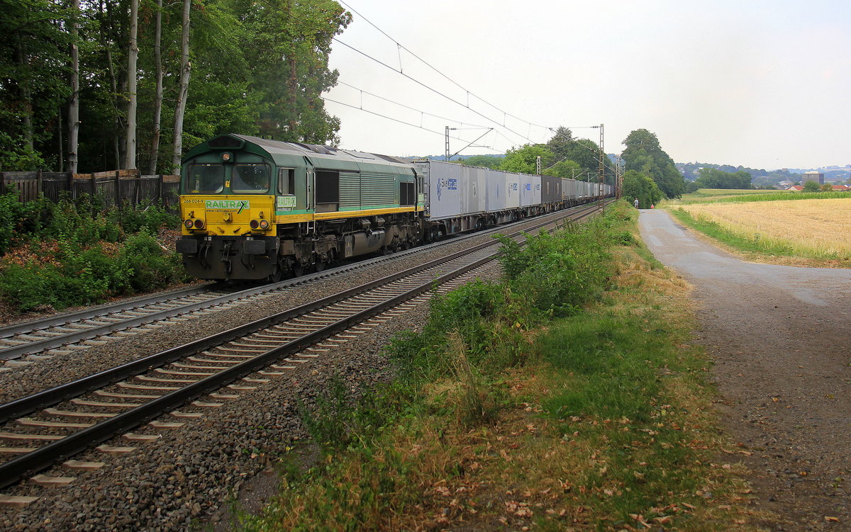 Die Class 66 266 024-9 von Railtraxx  kommt mit viel Dieselpower hochgefahren aus Richtung Aachen-West mit einem Containerzug aus Köln-Eifeltor(D) nach Genk-Haven(B) und fährt in Richtung Gemmenicher-Tunnel,Botzelaer(B),Gemmenich(B),Nouvelaer(B),Moresnet(B),Moresnet-Chapelle(B),Montzen(B). 
Aufgenommen an der Montzenroute am Gemmenicher-Weg.
In der Abendstimmung an einem schönem Sommerabend vom 24.7.2018.