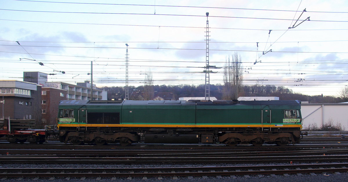 Die Class 66 266 024-9 von Railtraxx fährt mit viel Dieselpower mit einem Schinenzug aus Österreich nach Belgien bei der Ausfahrt aus Aachen-West in Richtung Montzen/Belgien. Aufgenommen vom Bahnsteig in Aachen-West.
Bei Sonne und Wolken am Kalten Nachmittag vom 14.1.2019.