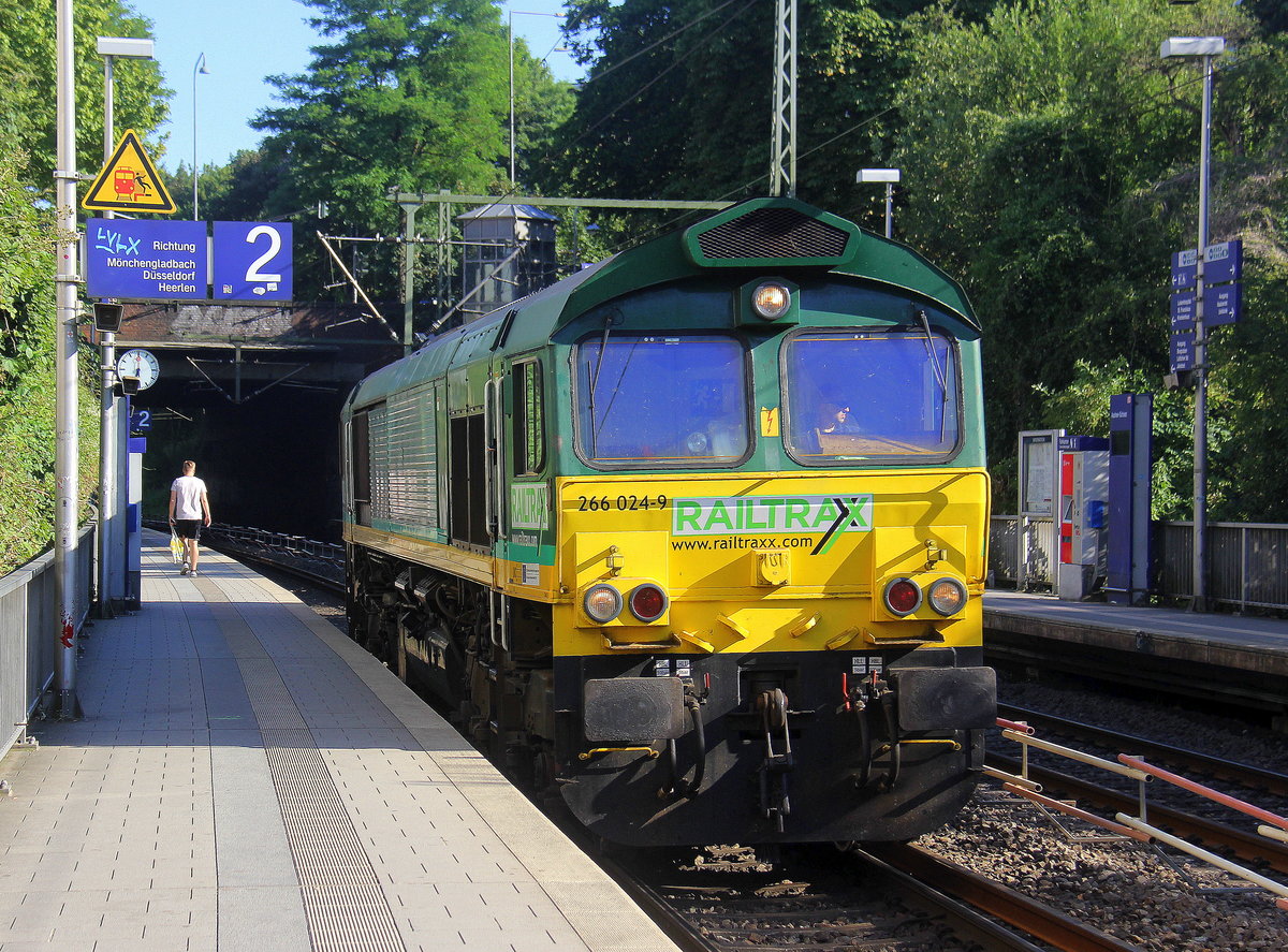 Die Class 66 266 024-9 von Railtraxx kommt als Lokzug aus Köln-Eifeltor(D) nach Aachen-West(D) und kommt aus Richtung Köln,Aachen-Hbf und fährt durch Aachen-Schanz in Richtung Aachen-West. 
Aufgenommen vom Bahnsteig von Aachen-Schanz. 
Bei Sommerwetter am Abend vom 29.6.2019.