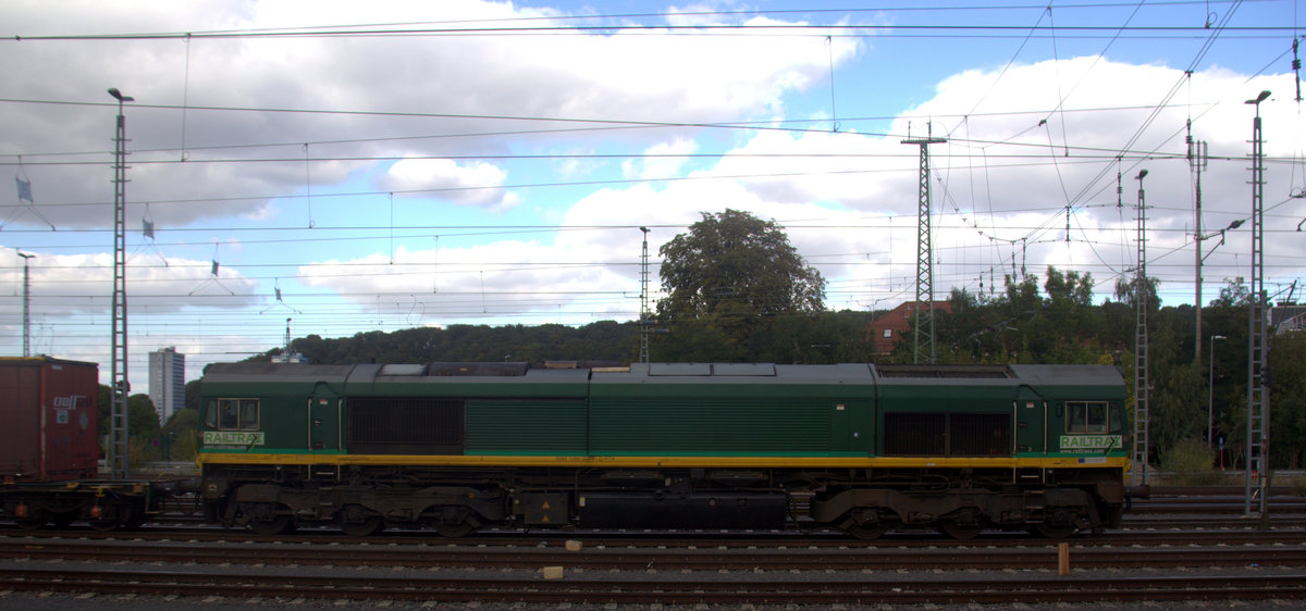 Die Class 66 266 024-9 von Railtraxx fährt mit viel Dieselpower mit einem Güterzug aus Köln-Eifeltor(D) nach Genk-Haven(B) bei der Ausfahrt aus Aachen-West in Richtung Montzen/Belgien. Aufgenommen vom Bahnsteig in Aachen-West. 
Bei Sonne und Wolken am Nachmittag vom 18.9.2019.
