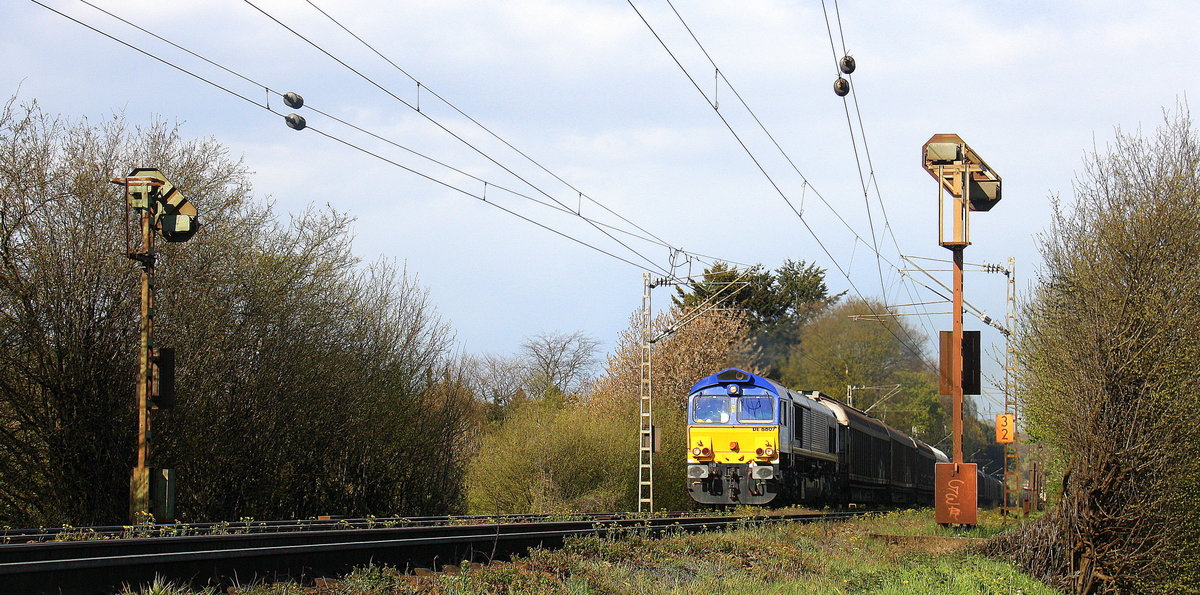 Die Class 66 266 026-4 von Railtraxx kommt aus Richtung Aachen-West und fährt die Gemmenicher-Rampe hoch mit einem schweren Coilzug aus Linz Voestalpine(A) nach Antwerpen-Waaslandhaven(B). 
Aufgenommen an der Montzenroute am Gemmenicher-Weg. 
Bei Sonne und Regenwolken am Nachmittag vom 28.4.2016.