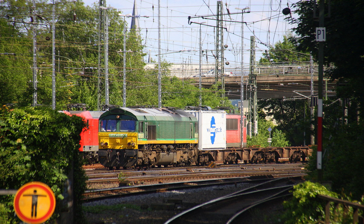 Die Class 66 266 031-4 von Railtraxx  kommt als Umleiter mit einem langen Containerzug aus Zeebrugge-Ramskapelle(B) nach Duisburg-Rheinhausen(D) und fährt in Aachen-West ein.
Aufgenommen vom Bahnsteig in Aachen-West. 
Bei Sommerwetter am Nachmittag vom 10.6.2017.