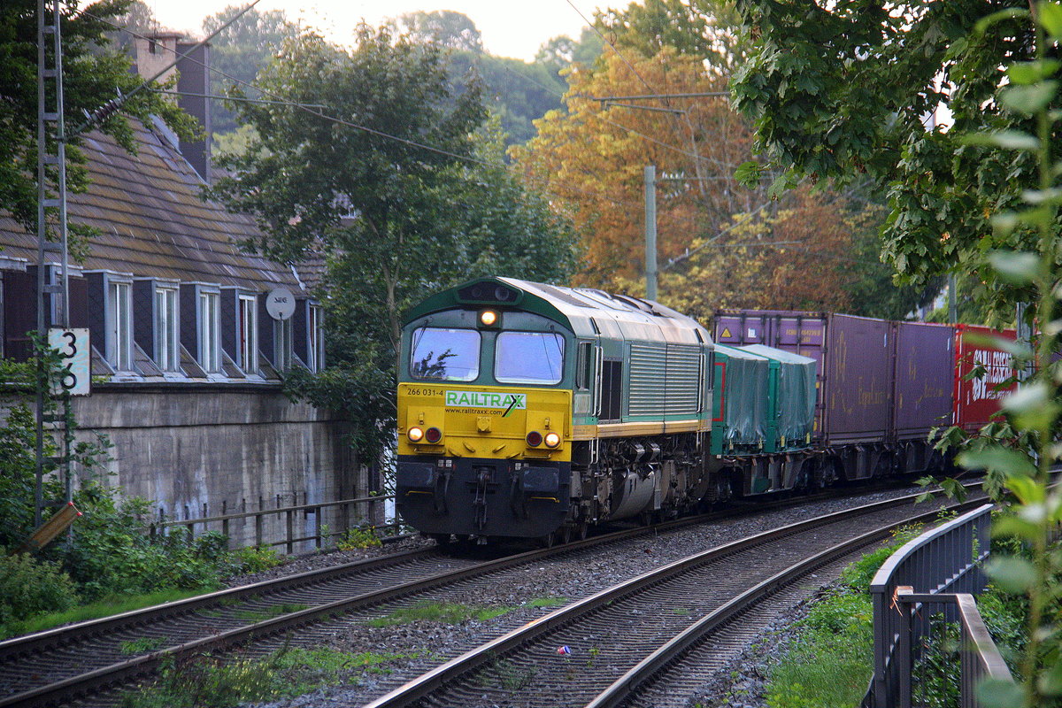 Die Class 66 266 031-4 von Railtraxx  kommt durch Aachen-Schanz mit einem KLV-Containerzug aus Genk-Goederen(B) nach Frankfurt-Höchstadt am Main(D) und kommt aus Richtung Aachen-West und fährt in Richtung Aachen-Hbf,Aachen-Rothe-Erde,Stolberg-Hbf(Rheinland)Eschweiler-Hbf,Langerwehe,Düren,Merzenich,Buir,Horrem,Kerpen-Köln-Ehrenfeld,Köln-West,Köln-Süd. Aufgenommen vom Bahnsteig von Aachen-Schanz. 
Am einem schönem Sommerabend am Abend vom 31.8.2017.