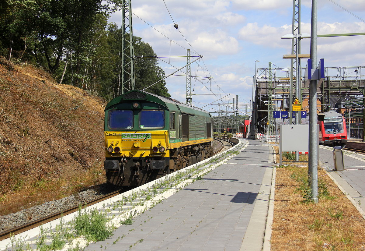 Die Class 66 266 031-4 von Railtraxx  kommt als Lokzug aus Köln-Eifeltor nach Aachen-West  und kommt aus Richtung Köln-Süd,Köln-West,Köln-Ehrenfeld,Kerpen,Horrem,Buir,Merzenich,Düren,Langerwehe,Eschweiler-Hbf und fährt durch den Stolberger-Hbf in Richtung Eilendorf,Aachen-Rothe Erde,Aachen-Hbf,Aachen-Schanz,Aachen-West. Aufgenommen vom Bahnsteig 1 in Stolberg-Hbf. 
Bei Sommerwetter am Nachmittag vom 11.8.2018. 