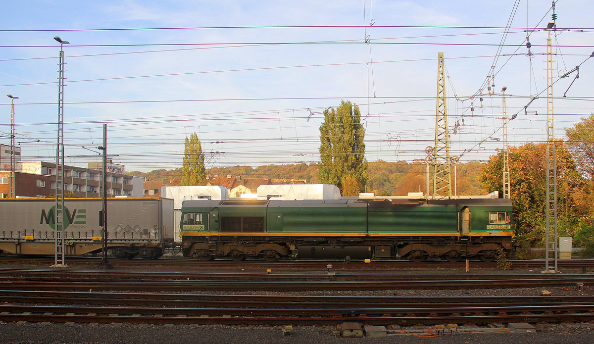 Die Class 66 266 031-4 von Railtraxx fährt mit viel Dieselpower mit einem Güterzug aus Köln-Eifeltor(D) nach Genk-Haven(B) bei der Ausfahrt aus Aachen-West in Richtung Montzen/Belgien. 
Aufgenommen vom Bahnsteig in Aachen-West. 
Bei schönem Herbstwetter am Nachmittag vom 20.10.2018.
